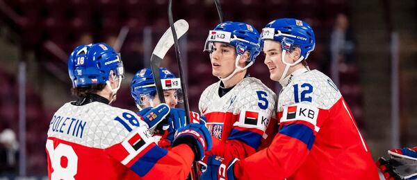 Radost českých hokejistů po gólu v utkání proti Lotyšsku na MS U20 v Minnesotě