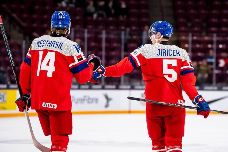 Václav Nestrašil (vlevo) s&nbsp;Adamem Jiříčkem, fotka z&nbsp;MS v&nbsp;hokeji juniorů 2026
