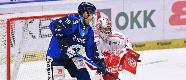 Střetnutí 24. kola TELH 2025/26: Na fotce útočník Vítkovic Anthony Nellis a Marek Mazanec, brankář v barvách Třince