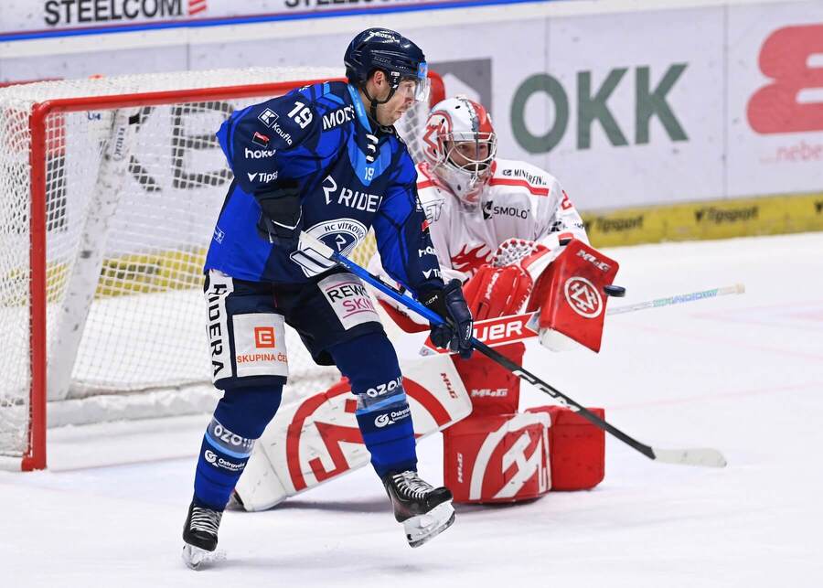 Střetnutí 24. kola TELH 2025/26: Na fotce útočník Vítkovic Anthony Nellis a&nbsp;Marek Mazanec, brankář v&nbsp;barvách Třince