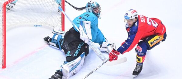 Brankář Energie Daniel Král a útočník Dynama Lukáš Sedlák v zápase Tipsport ELH 2025/2026. Karlovy Vary a Pardubice spolu hrají také v dnešním 37. kole.