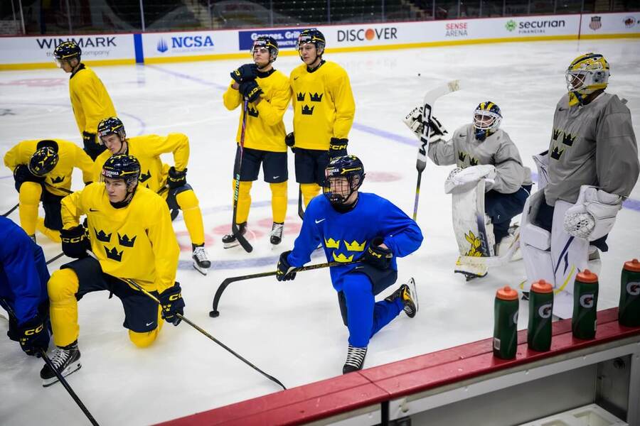 Fotka z&nbsp;tréninku švédského týmu U20 před čtvrtfinálovým zápasem proti Lotyšsku na MS juniorů 2026