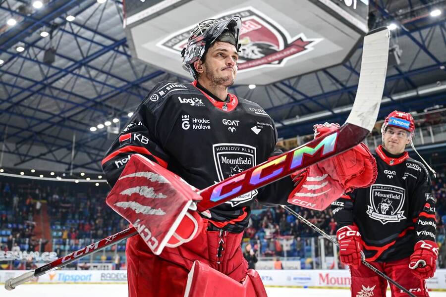 Brankář Hradce Králové Stanislav Škorvánek po vítězství nad Třincem, dnes Mountfield HK v&nbsp;38. kole extraligy hostí Liberec
