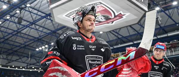 Brankář Hradce Králové Stanislav Škorvánek po vítězství nad Třincem, dnes Mountfield HK v 38. kole extraligy hostí Liberec