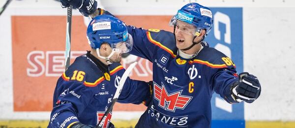 Hokejisté Motoru Róbert Lantoši a Michal Bulíř v domácím zápase ELH 2025/26 proti Kometě – České Budějovice dnes hostí Olomouc