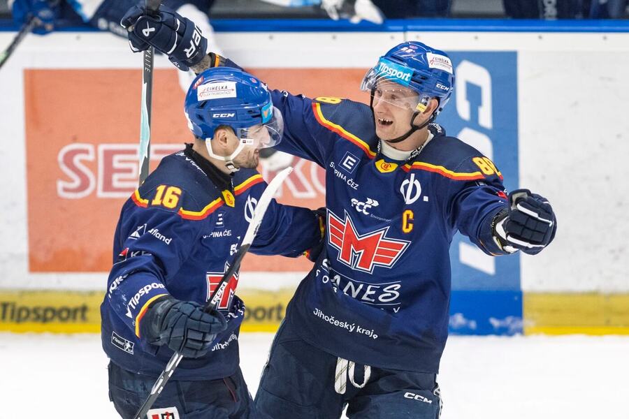 Hokejisté Motoru Róbert Lantoši a&nbsp;Michal Bulíř v&nbsp;domácím zápase ELH 2025/26 proti Kometě – České Budějovice dnes hostí Olomouc