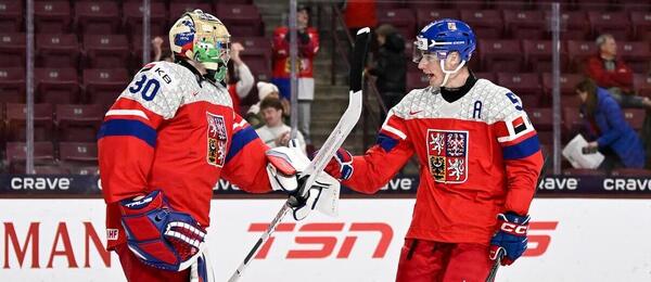 Brankář Michal Oršulák a obránce Adam Jiříček ve vítězném čtvrtfinále MS v hokeji juniorů 2026