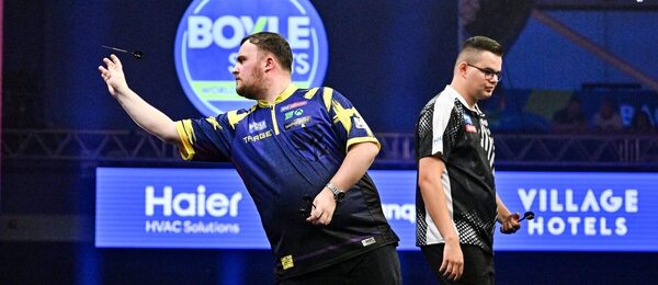 Šipky, PDC, Luke Littler a Gian van Veen během World Grand Prix Darts