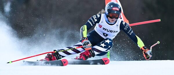 Mikaela Shiffrin v akci během obřího slalomu v Kranjské Goře
