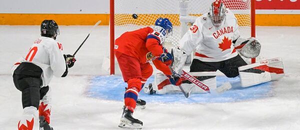 Vojtěch Čihař překonává Cartera George, fotka ze skupinového zápasu Česko vs. Kanada