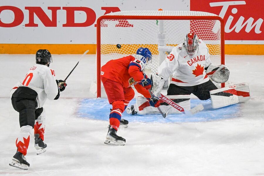 Vojtěch Čihař překonává Cartera George, fotka ze skupinového zápasu Česko vs. Kanada