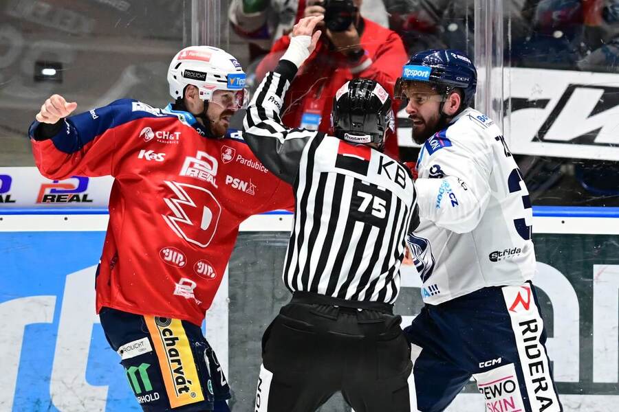 Miloš Kelemen a&nbsp;Jakub Zbořil v&nbsp;říjnovém zápase Dynama s&nbsp;Riderou, Pardubice a&nbsp;Vítkovice spolu hrají i&nbsp;v&nbsp;dnešním 38. kole ELH 2025/26