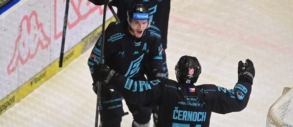 Ondřej Beránek (uprostřed) z Karlových Varů se raduje po vstřelení gólu