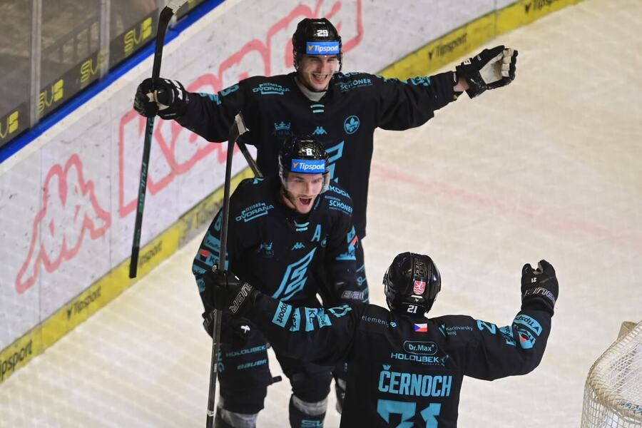 Ondřej Beránek (uprostřed) z&nbsp;Karlových Varů se raduje po vstřelení gólu