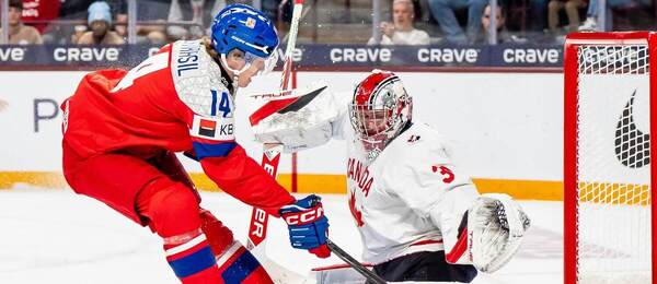 Český juniorský reprezentant Václav Nestrašil se snaží překonat kanadského gólmana Cartera George