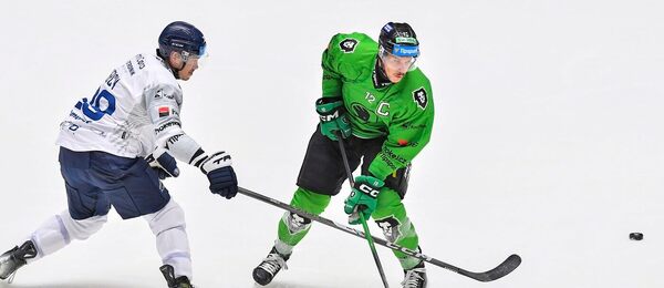 Stuart Percy (vlevo) a Tomáš Fořt v extraligovém utkání Plzeň vs. Mladá Boleslav