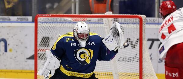 Viktor Konečný střílí na Marka Čiliaka, fotka ze zápasu Zlín vs. Frýdek-Místek