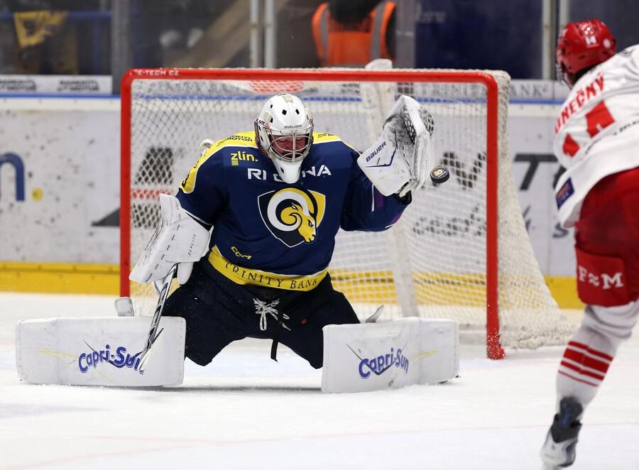 Viktor Konečný střílí na Marka Čiliaka, fotka ze zápasu Zlín vs. Frýdek-Místek