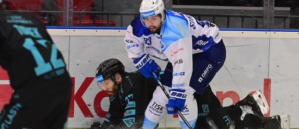 Útočník Komety Brno Šimon Stránský v souboji s obráncem Karlových Varů Janisem Jaksem při utkání Tipsport extraligy 2025-26. Tito soupeři na sebe narazí i dnes v 38. kole.