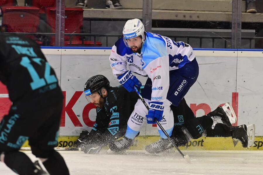 Útočník Komety Brno Šimon Stránský v&nbsp;souboji s&nbsp;obráncem Karlových Varů Janisem Jaksem při utkání Tipsport extraligy 2025-26. Tito soupeři na sebe narazí i&nbsp;dnes v&nbsp;38. kole.