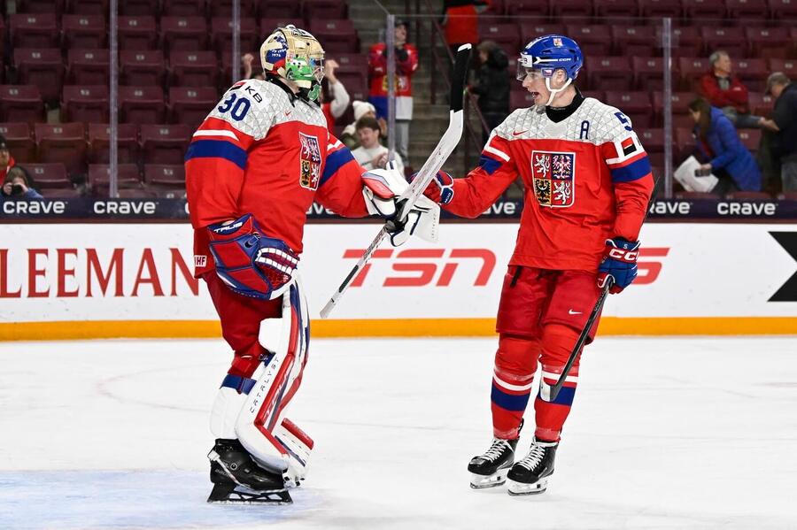 Brankář Michal Oršulák s&nbsp;obráncem Adamem Jiříčkem