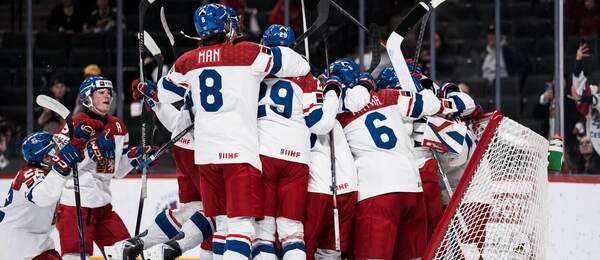 Hráči české hokejové reprezentace U20 se radují po semifinálové výhře s Kanadou, fotka z MS v hokeji do 20 let 2026