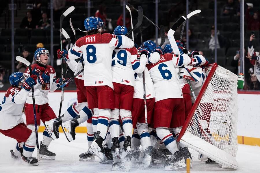 Hráči české hokejové reprezentace U20 se radují po semifinálové výhře s&nbsp;Kanadou, fotka z&nbsp;MS v&nbsp;hokeji do 20 let 2026