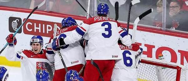 Čeští hokejisté se radují po postupu do finále