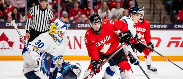 Kanadský juniorský reprezentant Brady Martin stojí před Petteri Rimpinenem, gólmanem Finska