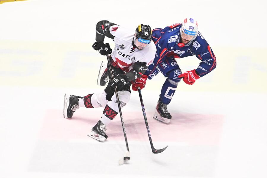 Devin Shore a&nbsp;Miloš Kelemen v&nbsp;minulém vzájemném utkání extraligy mezi Spartou a&nbsp;Pardubicemi