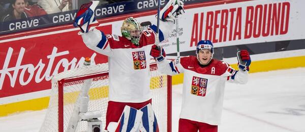 Radost gólmana Michala Oršuláka a obránce Jakuba Fibigra, fotka ze semifinále Česko vs. Švédsko na MSJ v hokeji 2026