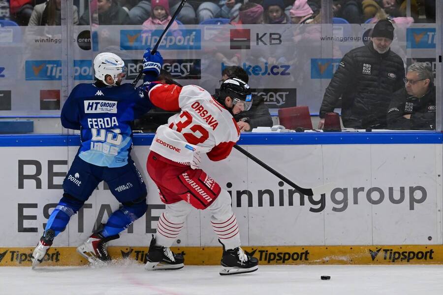 Osobní souboj Radima Ferdy (vlevo) s&nbsp;Jakubem Orsavou