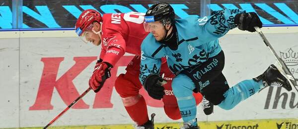 Třinecký útočník Andrej Nestrašil bojuje o puk s Nicholasem Jonesem z Karlových Varů