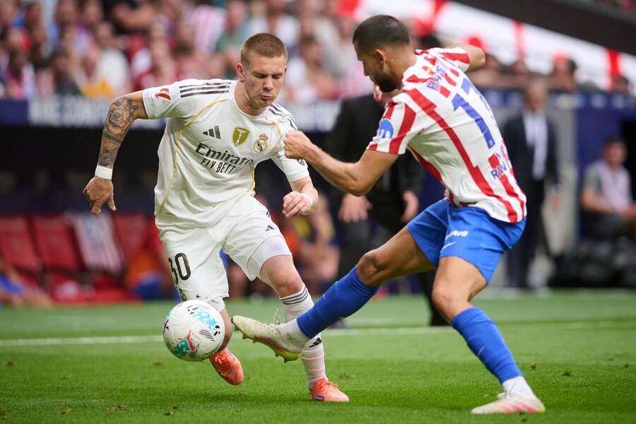 Dávid Hancko, slovenský obránce Atlética Madrid (vpravo), v&nbsp;souboji o&nbsp;míč s&nbsp;hráčem Realu Madrid Francem Mastantuonem