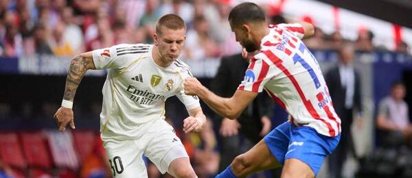 Dávid Hancko, slovenský obránce Atlética Madrid (vpravo), v souboji o míč s hráčem Realu Madrid Francem Mastantuonem
