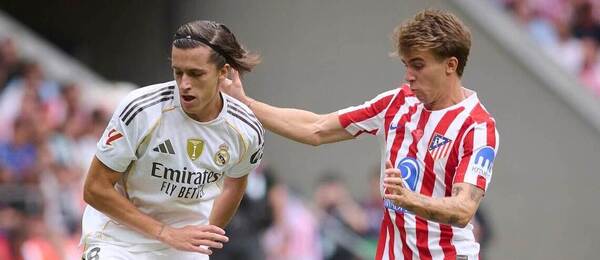 7. kolo La Ligy 2025/26: Pablo Barrios z Atlética Madrid (vpravo) bojuje o míč s Álvarem Carrerasem z Realu Madrid