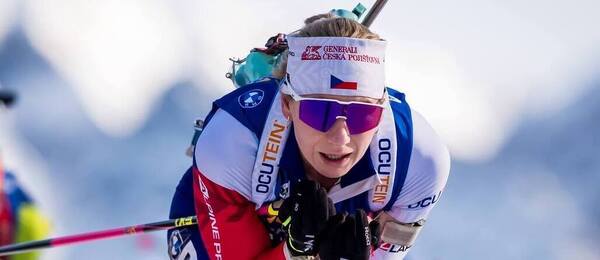 Česká biatlonistka Lucie Charvátová v akci