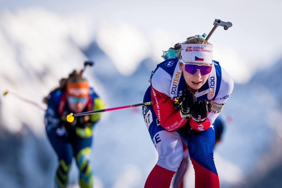Česká biatlonistka Lucie Charvátová v&nbsp;akci