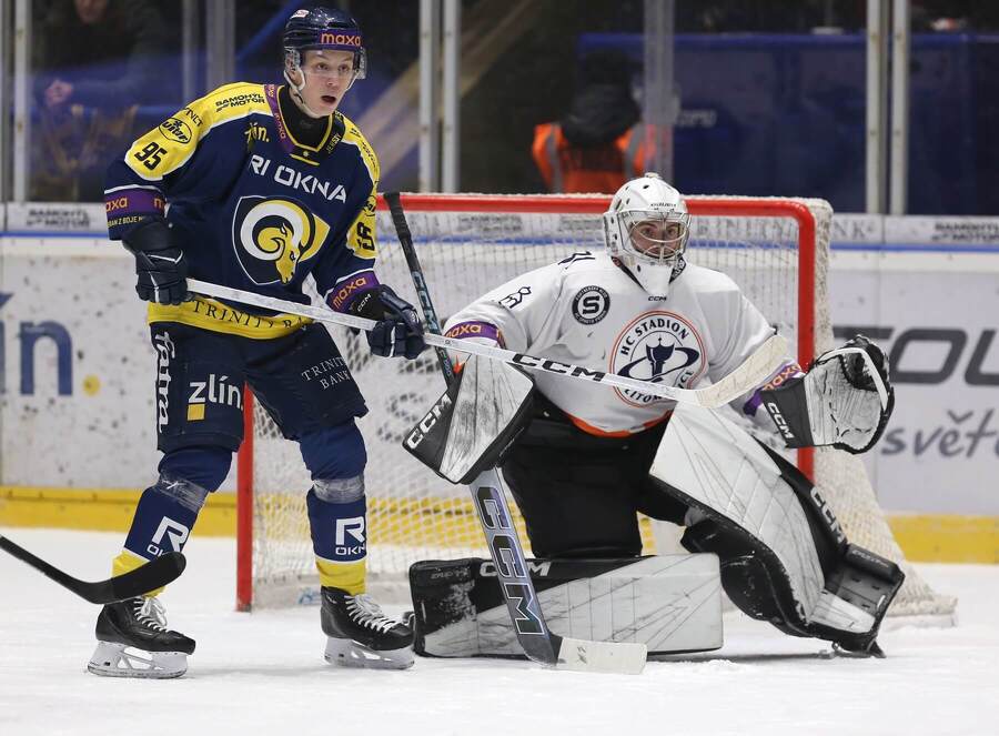 Zlínský forvard Lukáš Heš a&nbsp;Tomáš Volevecký, gólman ve službách Litoměřic