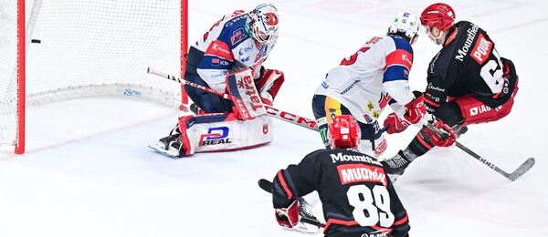 Jakub Pour skóruje, fotka z východočeského derby Mountfield HK vs. Pardubice
