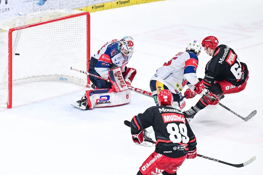 Jakub Pour skóruje, fotka z&nbsp;východočeského derby Mountfield HK vs. Pardubice