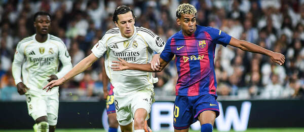 10. kolo La Ligy 2025/26: Na fotce hráč Realu Madrid Álvaro Carreras a Lamine Yamal, hvězda Barcelony