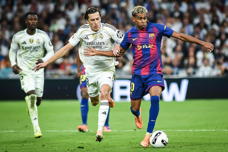 10. kolo La Ligy 2025/26: Na fotce hráč Realu Madrid Álvaro Carreras a&nbsp;Lamine Yamal, hvězda Barcelony
