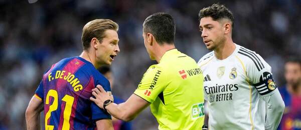 Frenkie de Jong z Barcelony a Federico Valverde jájící barvy Realu Madrid v debatě s rozhodčím