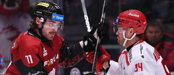 Na snímku zleva Kryštof Hrabík, útočník Sparty, a třinecký bek Tomáš Kundrátek