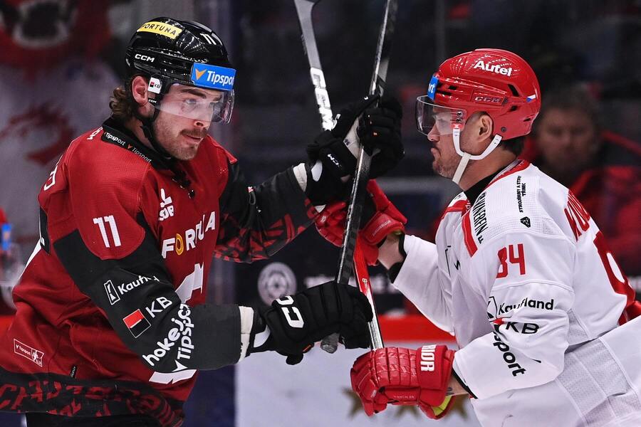 Na snímku zleva Kryštof Hrabík, útočník Sparty, a&nbsp;třinecký bek Tomáš Kundrátek