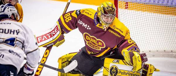 Brankář Adam Beran, jehož tým Dukla Jihlava dnes nastoupí k utkání proti Chomutovi v Maxa lize.