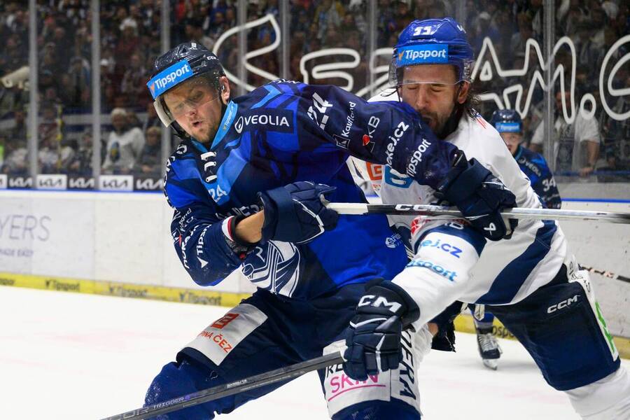 Přetlačovaná mezi Jindřichem Abdulem (vlevo) a&nbsp;Jeremie Blainem