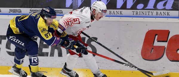 Útočník Slavie Jan Holý v souboji se zlínským Pavlem Kordulem. Dnes se utkají znovu v předehravce 40. kola Maxa ligy.