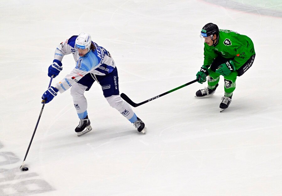 Na puku Kristián Pospíšil, stíhá jej Tomáš Fořt